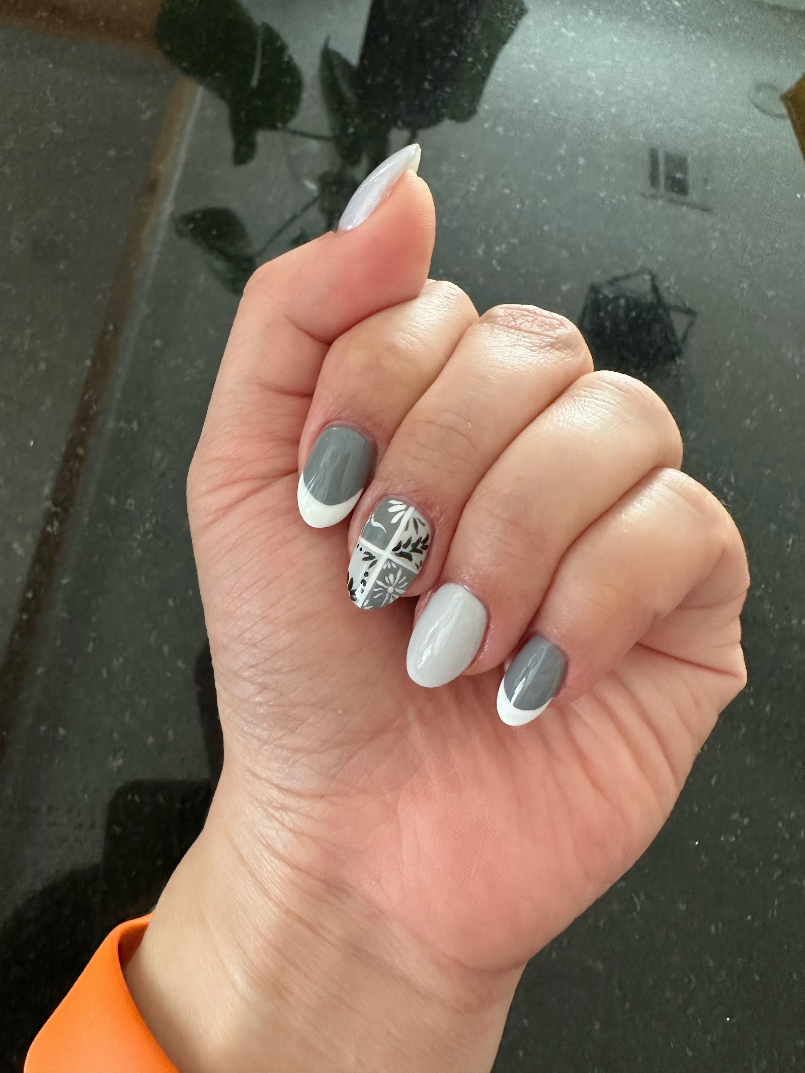 Glamour Nails logo